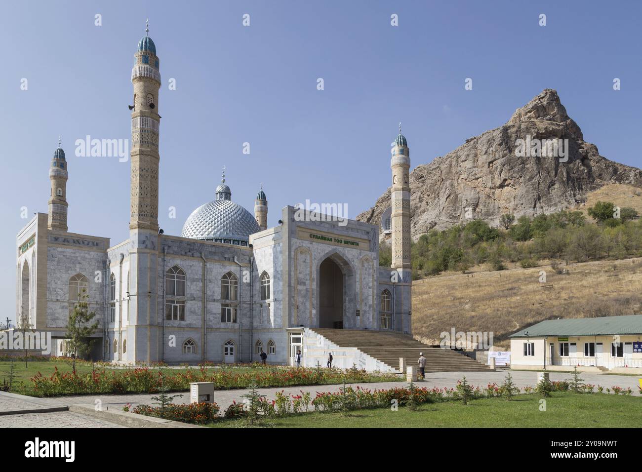 OSH, Kirghizistan, 05 octobre 2014 : la mosquée avec la montagne Sulayman Too en arrière-plan, Asie Banque D'Images