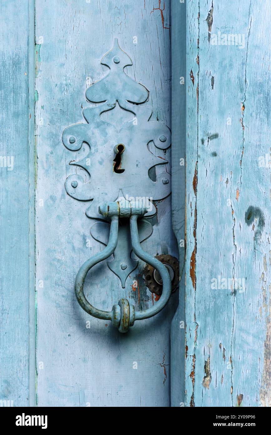 Vieille et vieillie porte historique en bois d'église dans la ville de Sabara, Minas Gerais avec sa partie en métal rouillé Banque D'Images