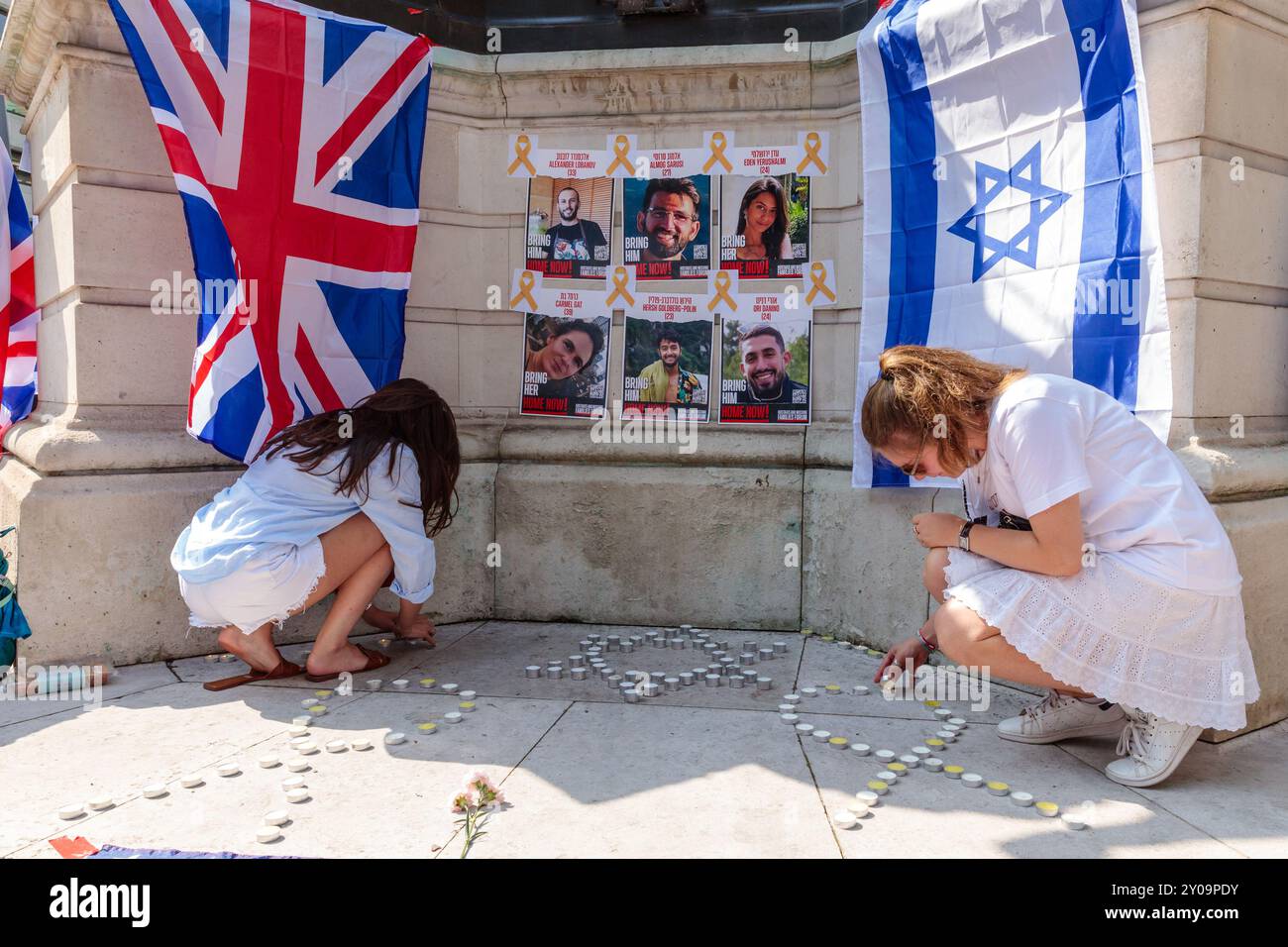 The Strand, Londres, Royaume-Uni. 1er septembre 2024. La communauté juive et son allié allument des bougies lors d'une veillée tenue à la mémoire de six otages brutalement assassinés par le Hamas en captivité. Crédit : Amanda Rose/Alamy Live News Banque D'Images