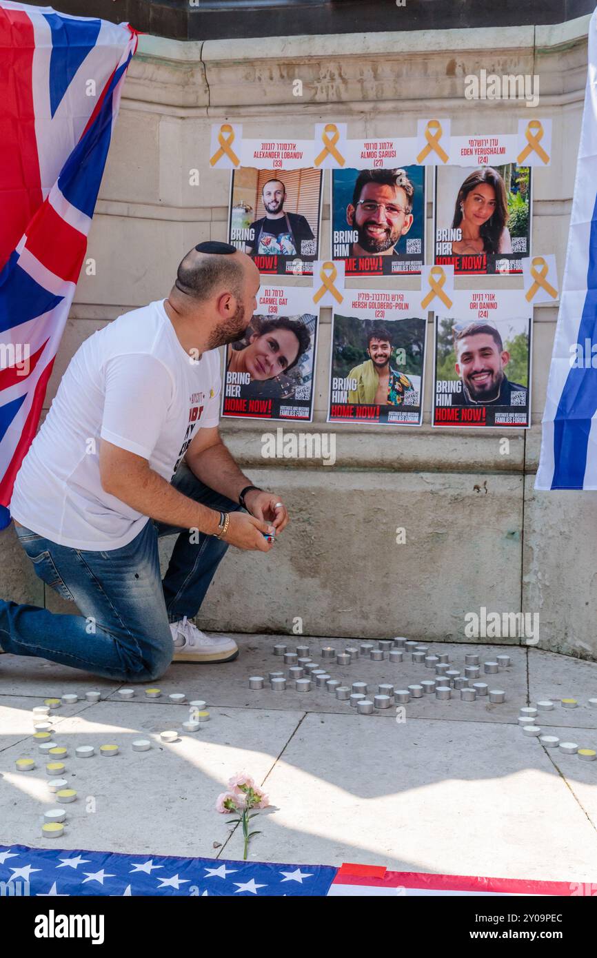 The Strand, Londres, Royaume-Uni. 1er septembre 2024. Jonny Daniels, un activiste bien connu des médias sociaux et défenseur des droits juifs allume une bougie lors d’une veillée tenue à la mémoire de six otages brutalement assassinés par le Hamas en captivité. Crédit : Amanda Rose/Alamy Live News Banque D'Images