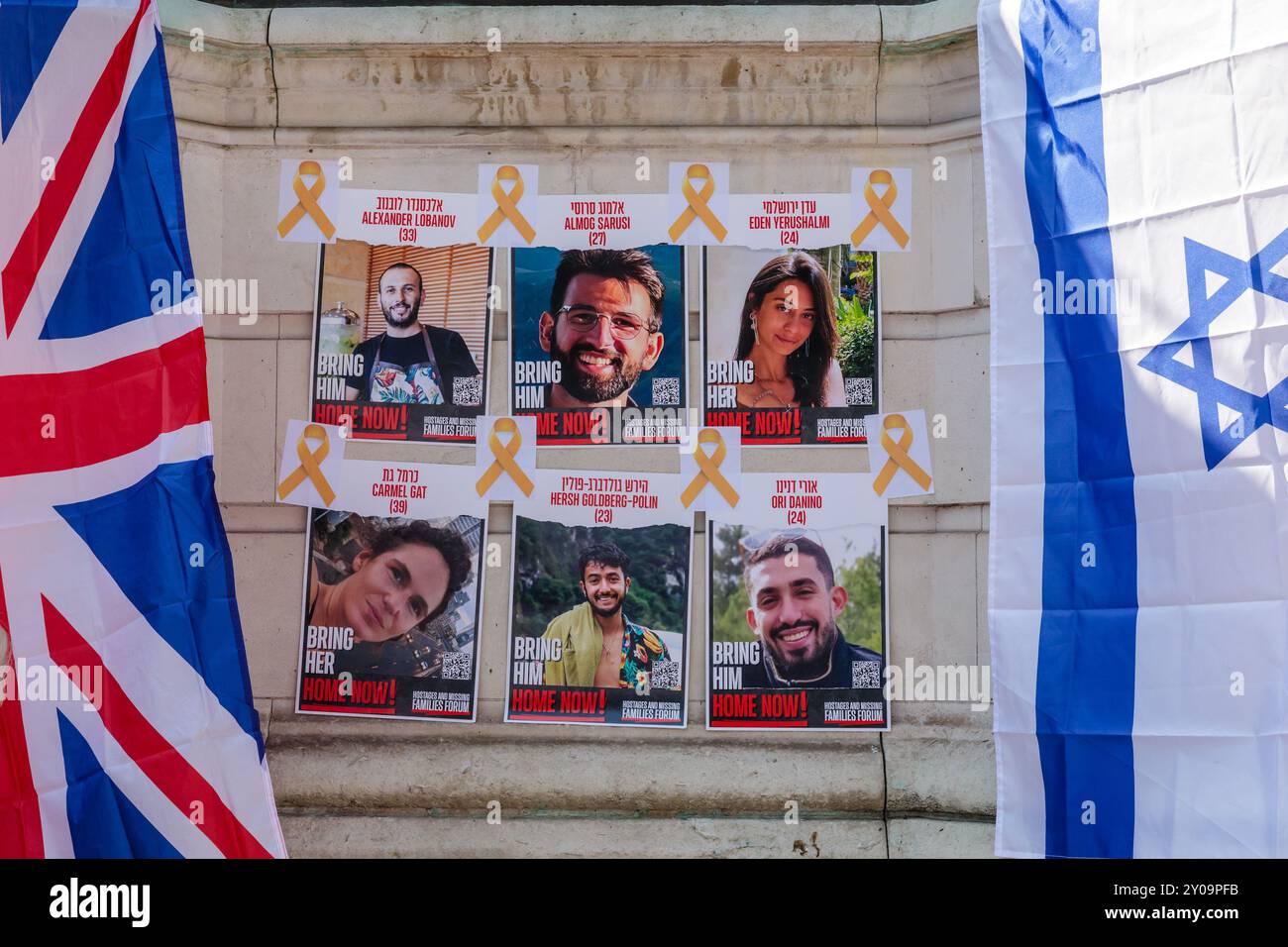 The Strand, Londres, Royaume-Uni. 1er septembre 2024. Les affiches « Bring Them Home Now » (Bring Them Home Now) lors d'une veillée organisée par la communauté juive et son allié à la mémoire de six otages brutalement assassinés par le Hamas en captivité. Crédit : Amanda Rose/Alamy Live News Banque D'Images