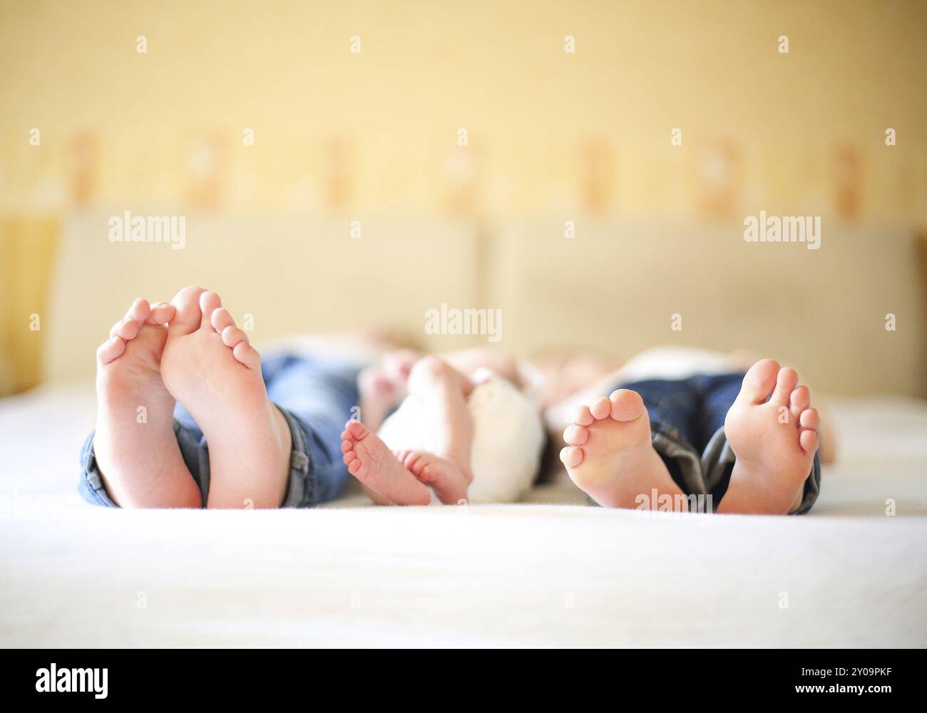 La famille doux au lit. Trois sœurs, Close up sur pieds. Maison de vacances et de bonheur concept Banque D'Images