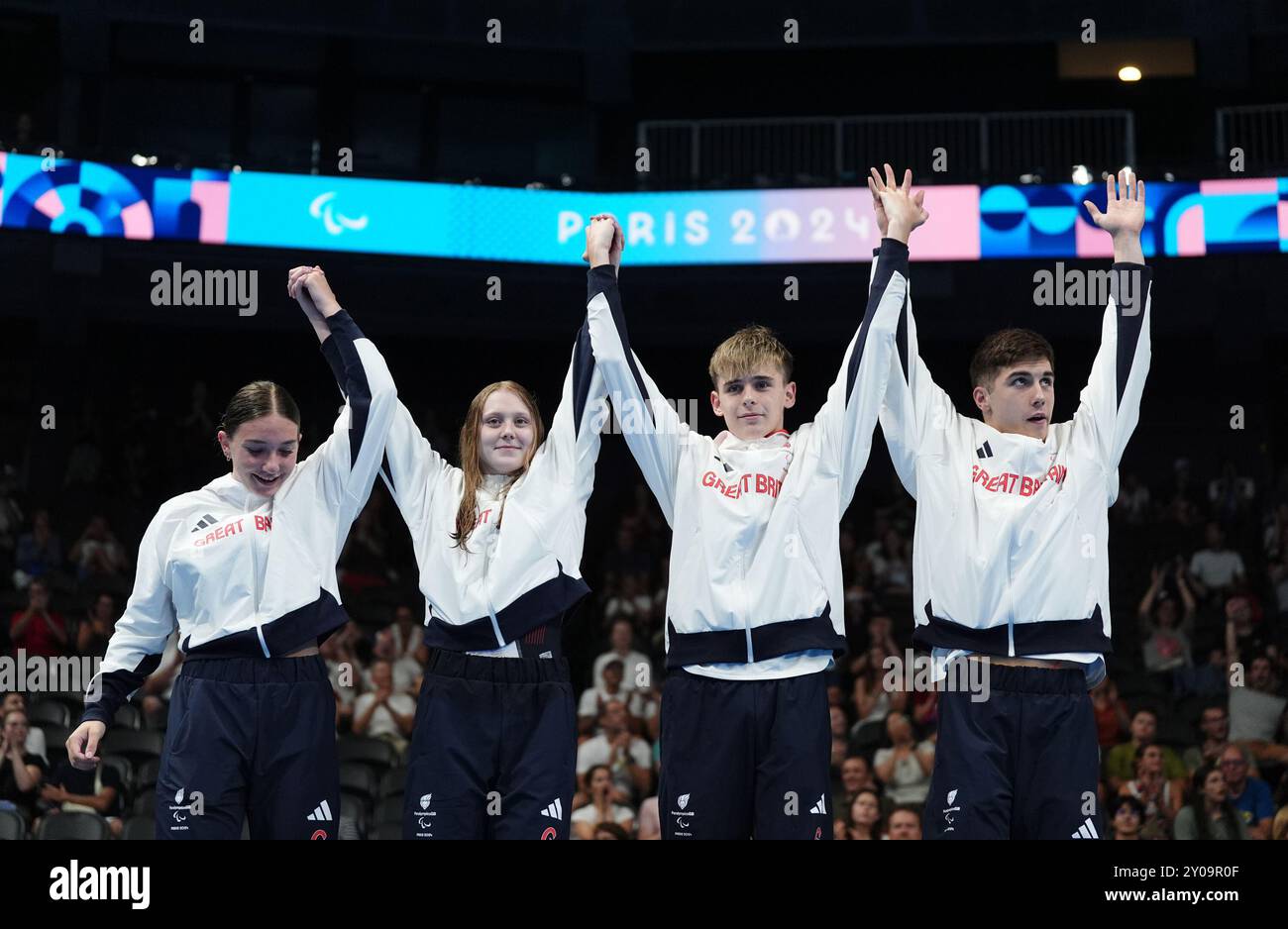 Les Britanniques Willaim Ellard, Rhys Darbey, Poppy Maskill et Olivia Newman-Baronius célèbrent avec leurs médailles d'or après avoir remporté le relais mixte 4x100m Freestyle, S14at South Paris Arena le quatrième jour des Jeux paralympiques d'été de Paris 2024. Date de la photo : dimanche 1er septembre 2024. Banque D'Images