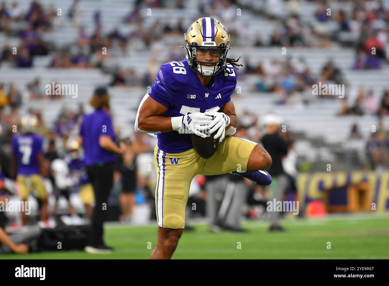 31 août 2024 : les Huskies de Washington font demi-tour avec Sam Adams II (28) lors des échauffements avant le match de football NCAA entre les Huskies de Washington et les Wildcats de Weber State au Husky Stadium de Seattle, WA. Washington bat Weber State 35-3. Steve Faber/CSM Banque D'Images