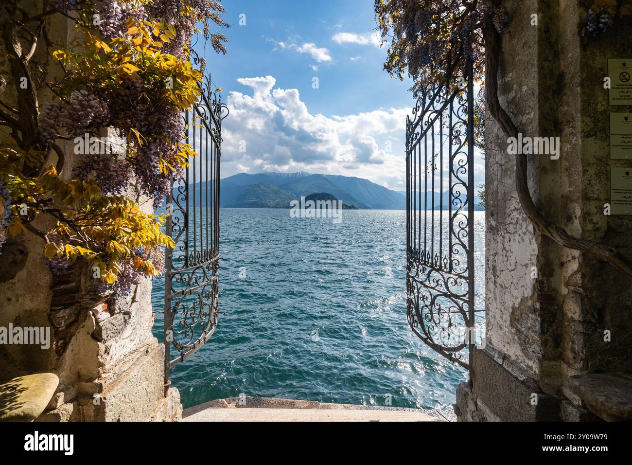 Porte de fer ornée de Villa Cipressi à Varenna ouvrant sur une vue panoramique sur le lac de Côme par une journée ensoleillée, Italie Banque D'Images