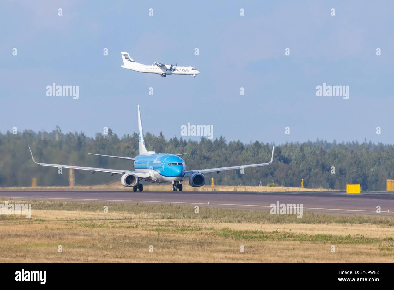 Le Boeing 737 de KLM décolle de l'aéroport d'Helsinki Banque D'Images