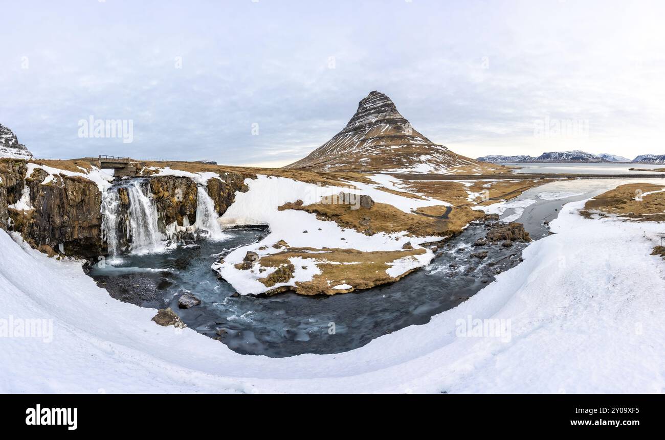 Belle vue panoramique sur la cascade avec de la neige sur la célèbre montagne Kirkjufell en hiver en Islande Banque D'Images