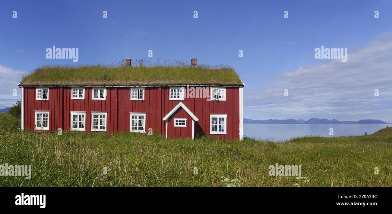 Maison en bois avec toit vert dans le nord de la Norvège Banque D'Images