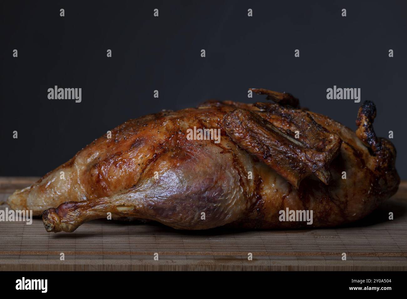 Canard grillé sur une planche à découper en bois Banque D'Images