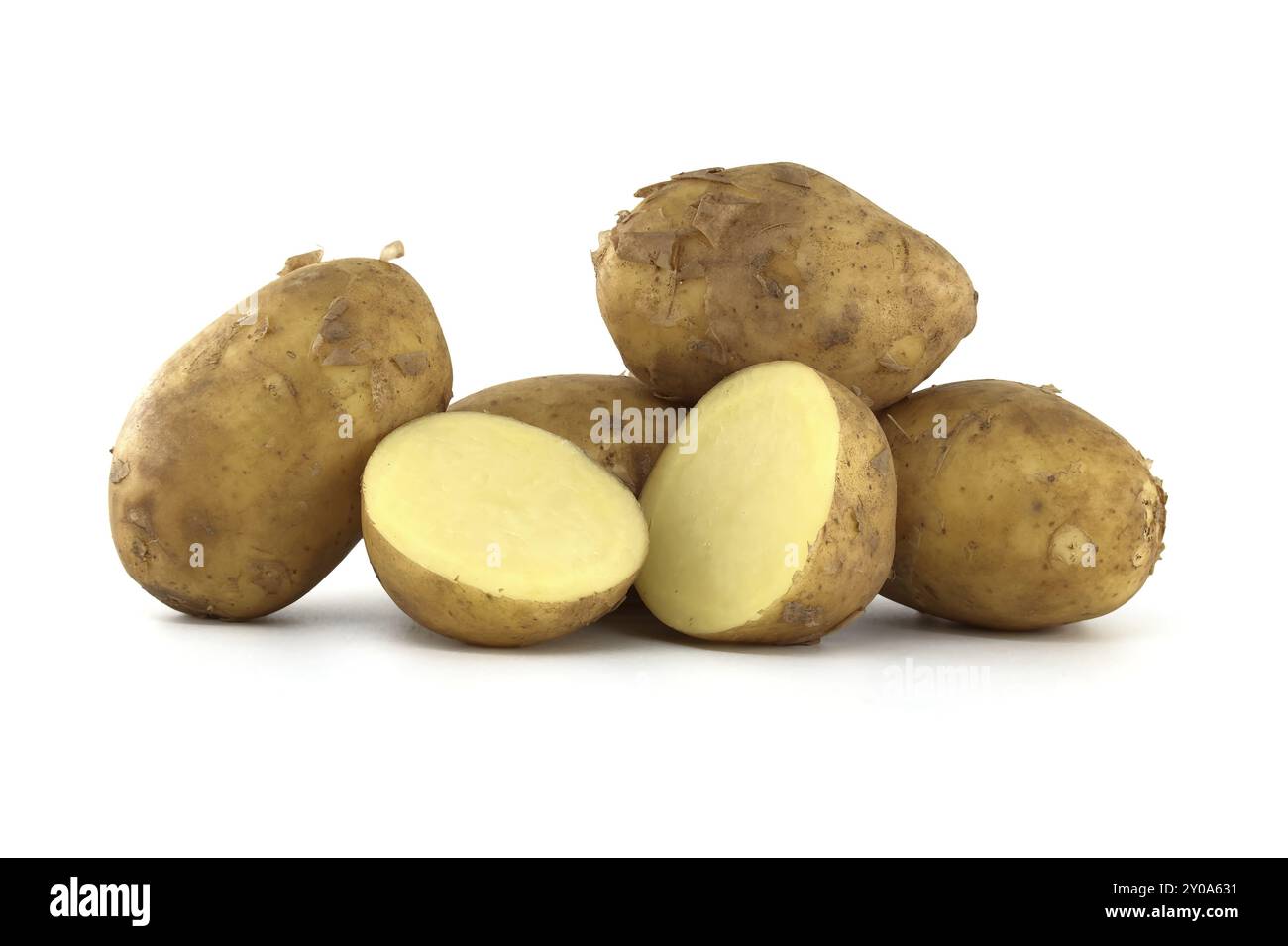 Groupe de pommes de terre fraîches de primeur, avec une peau brun clair et des taches brun foncé isolées sur fond blanc, une pomme de terre coupée en deux affichant son jaune Banque D'Images