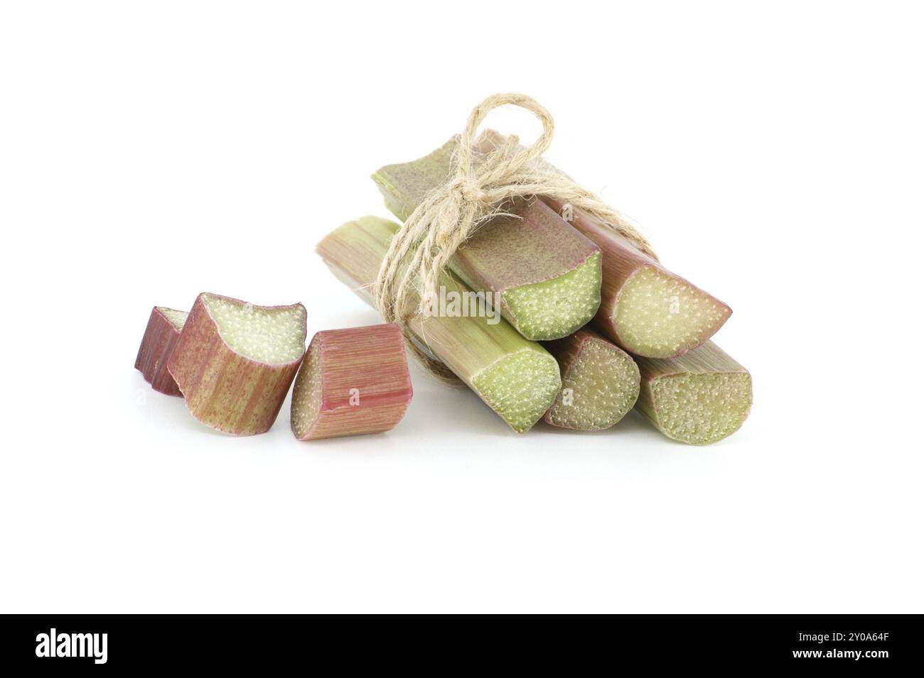 Bouquet de tiges de rhubarbe fraîchement coupées attachées ensemble avec une ficelle isolée sur fond blanc, avantages pour la santé de manger de la rhubarbe Banque D'Images