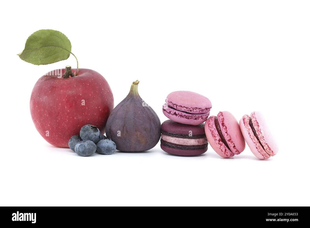 Tableau de macarons et de fruits isolés sur fond blanc. Profondeur de champ totale Banque D'Images