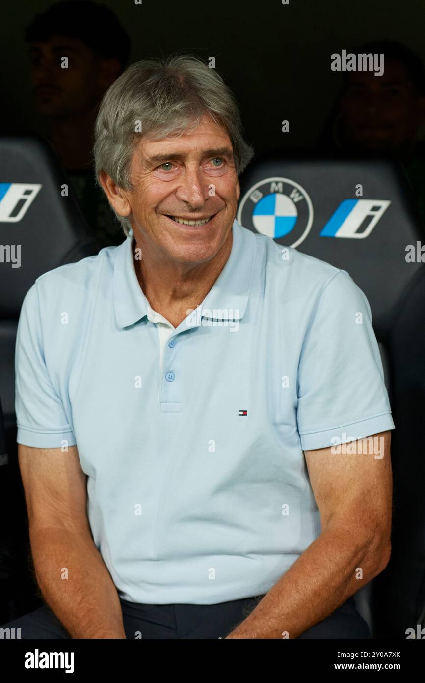 Madrid, Espagne. 01 Sep, 2024. MADRID, ESPAGNE - 1er SEPTEMBRE : Manuel Pellegrini entraîneur-chef du Real Betis Balompie regarde avant le match LaLiga EA Sports entre le Real Madrid et le Real Betis au stade Santiago Bernabeu le 1er septembre 2024 à Madrid, Espagne. (Photo de Francisco Macia/photo Players images/Magara Press) crédit : Magara Press SL/Alamy Live News Banque D'Images
