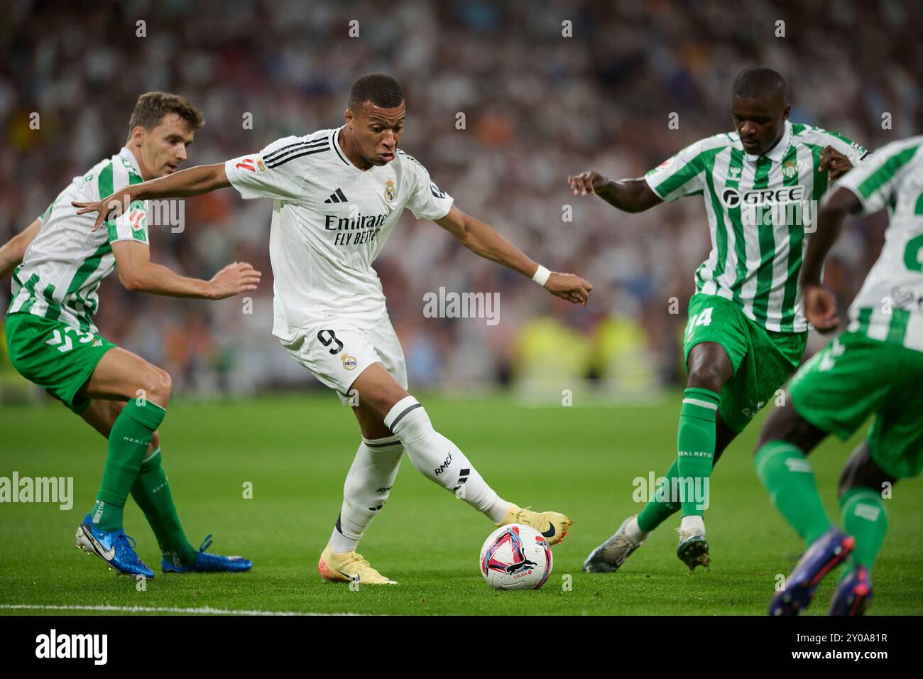 Madrid, Espagne. 01 Sep, 2024. MADRID, ESPAGNE - 1er SEPTEMBRE : Kylian Mbappe, avant centre du Real Madrid, concourt pour le ballon avec Diego Llorente, arrière centre du Real Betis Balompie lors du match LaLiga EA Sports entre le Real Madrid et le Real Betis au stade Santiago Bernabeu le 1er septembre 2024 à Madrid, Espagne. (Photo de Francisco Macia/photo Players images/Magara Press) crédit : Magara Press SL/Alamy Live News Banque D'Images