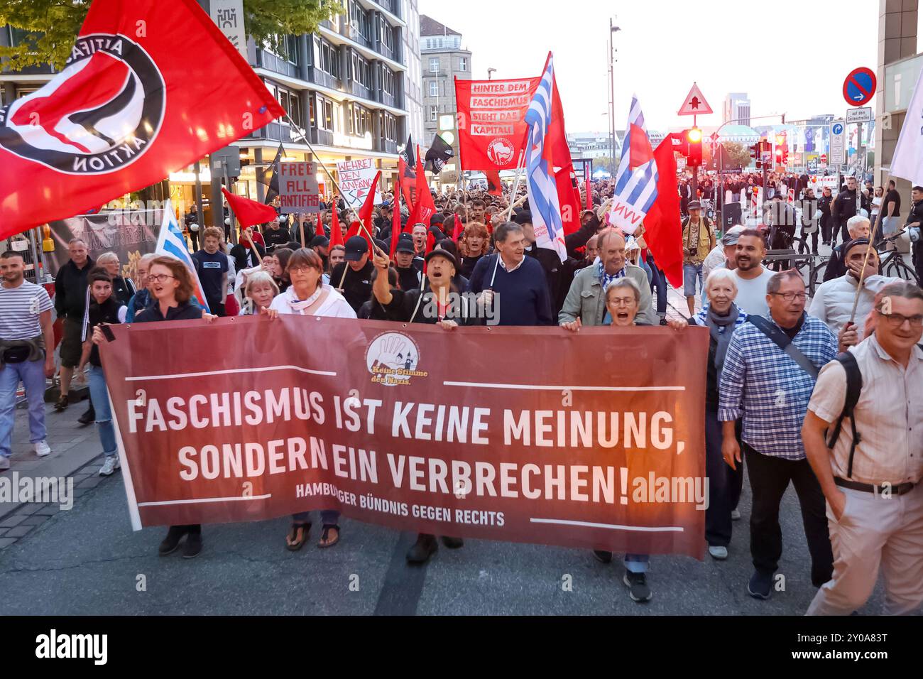 Hambourg, Allemagne. 01 Sep, 2024. Les participants à une manifestation contre la droite tiennent une banderole disant "le fascisme n'est pas une opinion, c'est un crime!". L'Alliance de Hambourg contre la droite a appelé à une manifestation dans le centre-ville sous le slogan "qu'il s'agisse de Thuringe ou de Hambourg : pas un pas pour l'AFD!". Crédit : Bodo Marks/dpa/Alamy Live News Banque D'Images