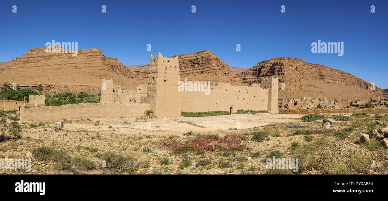 Architecture de boue et adobe, Ifri kasbah, vallée de la rivière Ziz, montagnes de l'Atlas, Maroc, Afrique Banque D'Images