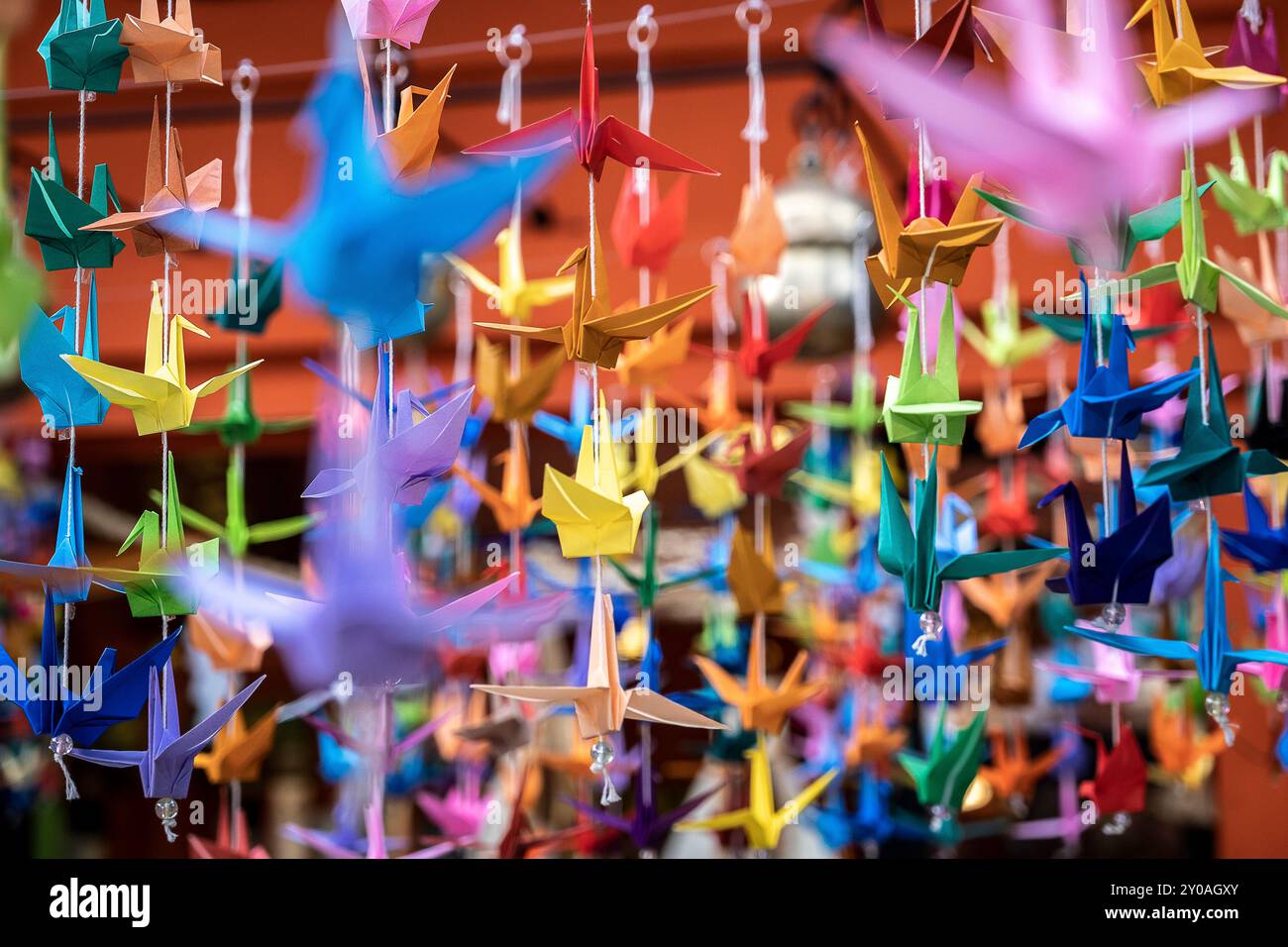 Oiseaux de grue en papier origami suspendus, dans le sanctuaire Toshogu, Hiroshima, Japon Banque D'Images