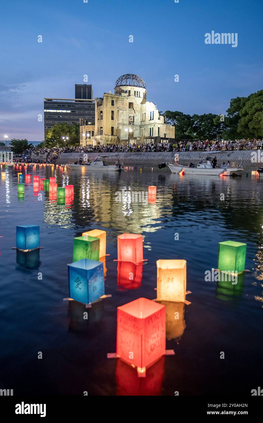 Les gens flottent des lanternes sur la rivière, devant le dôme de la bombe atomique avec des lampes flottantes sur la rivière Motoyasu-gawa pendant la cérémonie du mémorial de la paix chaque Augus Banque D'Images