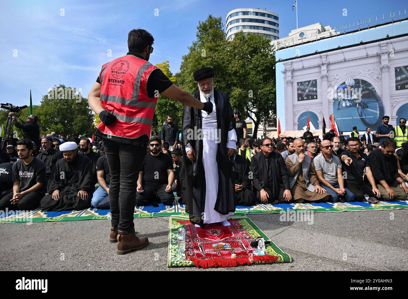 LONDRES, ROYAUME-UNI. 1er septembre 2024. Des milliers de musulmans de nombreux pays se joignent, la 44ème procession Arbaeen Royaume-Uni de l'Imam Hussain, le petit-fils du prophète Muhammad, a un prophète divinement enseignement de la paix et de l'harmonie atteindre la victoire. Tout en étant soumis à l'oppression. Organisé par le Hussaini Islamic Trust UK, la nourriture et l'eau gratuites sont fournies à Marble Arch, Londres, Royaume-Uni. ( Credit : Voir Li/Picture Capital/Alamy Live News Banque D'Images