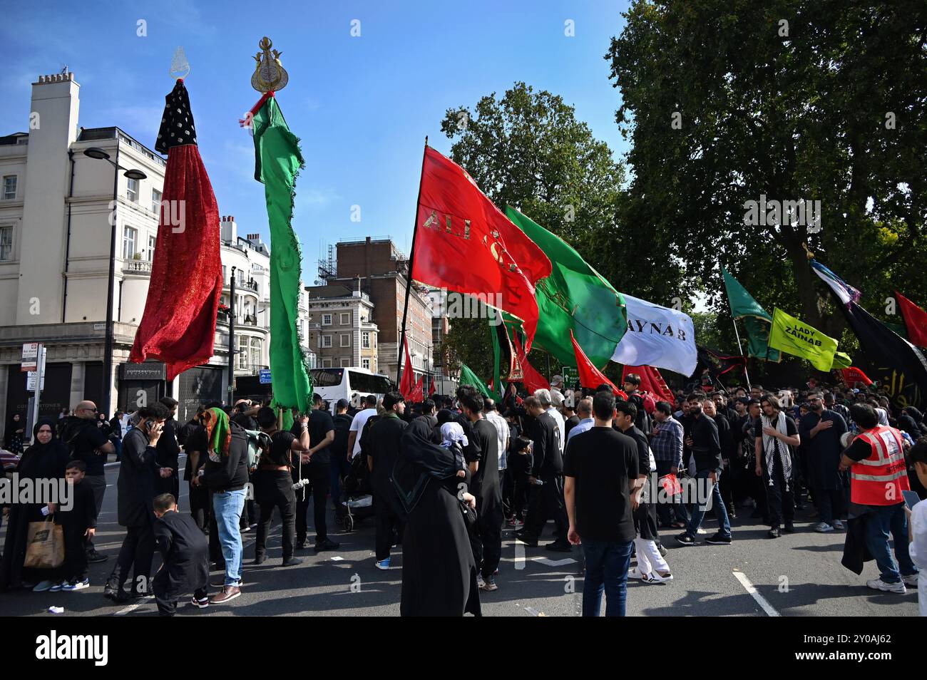 LONDRES, ROYAUME-UNI. 1er septembre 2024. Des milliers de musulmans de nombreux pays se joignent, la 44ème procession Arbaeen Royaume-Uni de l'Imam Hussain, le petit-fils du prophète Muhammad, a un prophète divinement enseignement de la paix et de l'harmonie atteindre la victoire. Tout en étant soumis à l'oppression. Organisé par le Hussaini Islamic Trust UK, la nourriture et l'eau gratuites sont fournies à Marble Arch, Londres, Royaume-Uni. ( Credit : Voir Li/Picture Capital/Alamy Live News Banque D'Images