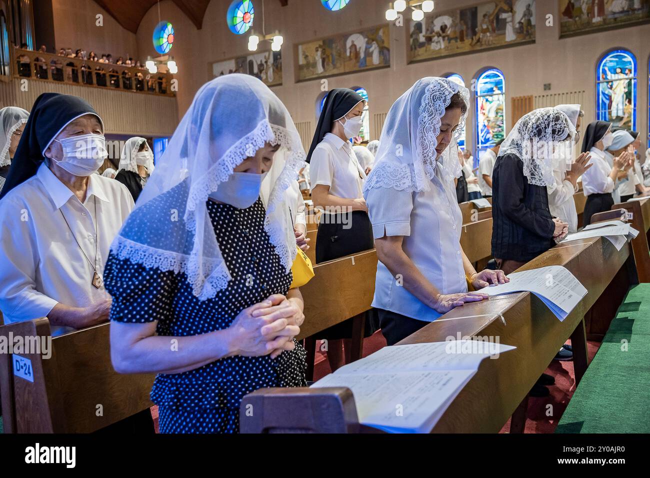 Messe nocturne le 9 août, chaque année, à la mémoire des victimes de la bombe atomique. Cathédrale d'Urakami, Nagasaki, Japon Banque D'Images