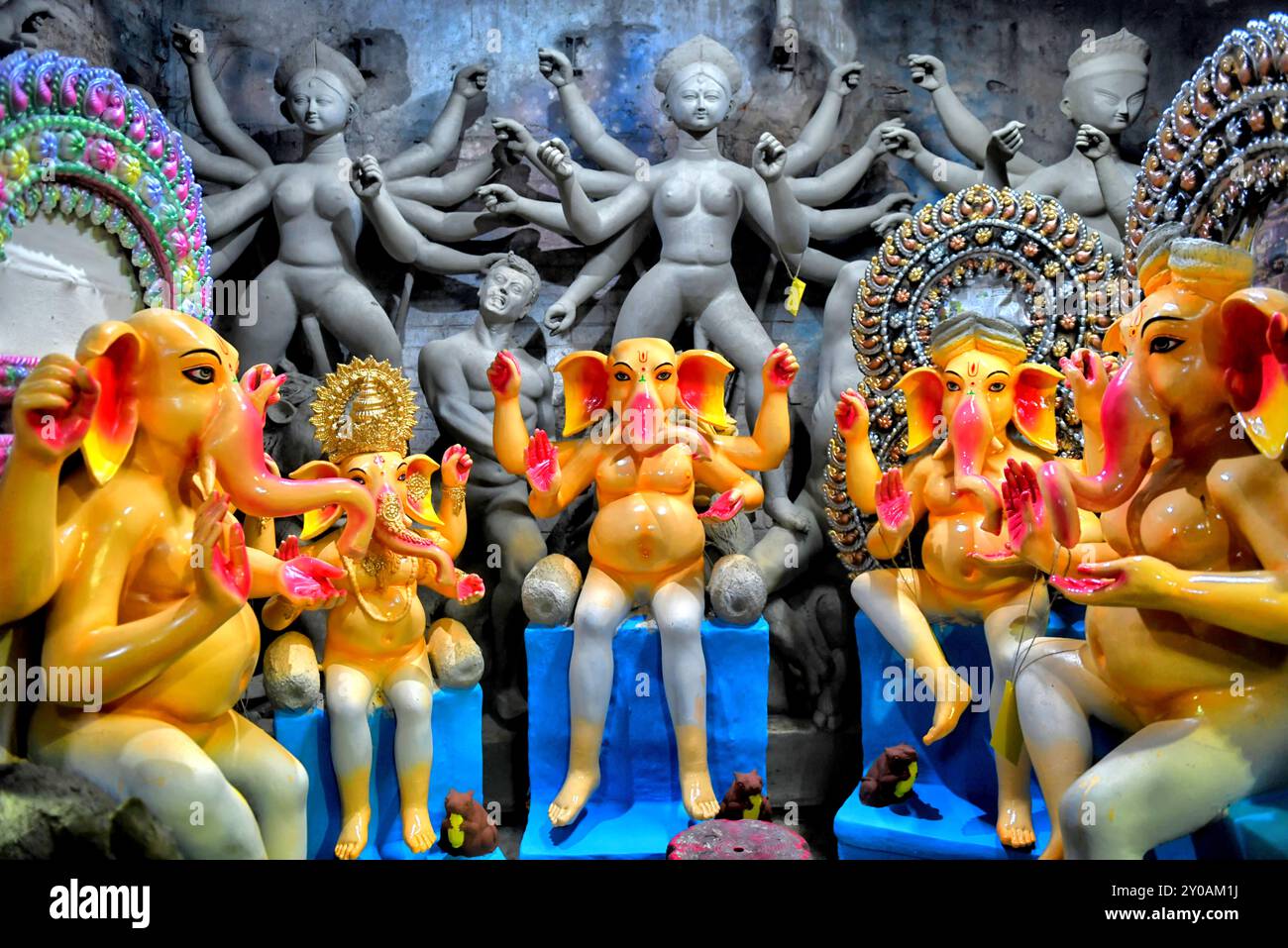 Les idoles du Seigneur Ganesha sont exposées dans un magasin de la région de Kumortuli où des statues religieuses sont faites, avant le festival de Ganesh Chaturthi. Le festival Ganesh Chaturthi est un festival hindou annuel. On croit que le Seigneur Ganesha est le Dieu des nouveaux départs et le Remover des obstacles, ainsi que le Dieu de la sagesse, de l'intelligence, de la fortune et de la prospérité. Banque D'Images