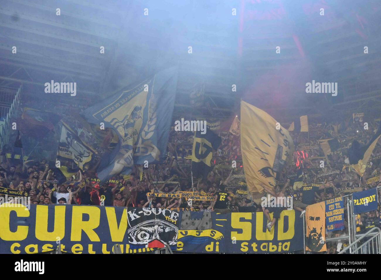 Les fans de la Juve Stabia pendant le BKT de football entre Frosinone Calcio vs SS Juve Stabia au stade Benito Stirpe Banque D'Images
