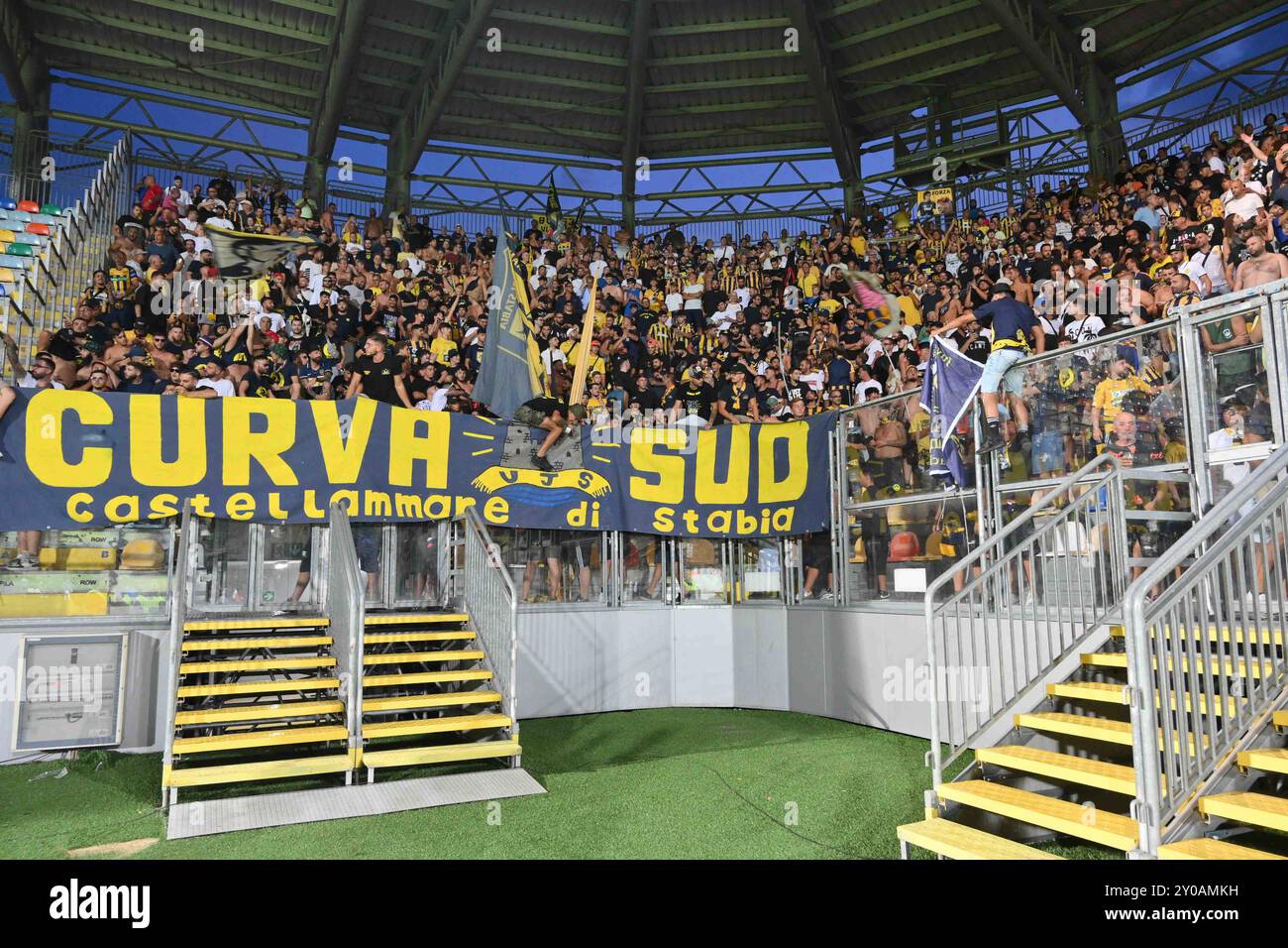 Les fans de la Juve Stabia pendant le BKT de football entre Frosinone Calcio vs SS Juve Stabia au stade Benito Stirpe Banque D'Images