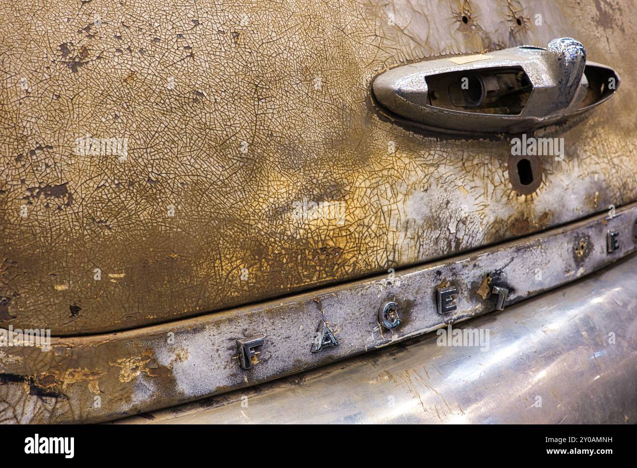 Le couvercle de coffre rouillé d'une voiture ancienne non restaurée raconte des temps révolus, allemagne, Essen, exposition Techno-Classica Banque D'Images