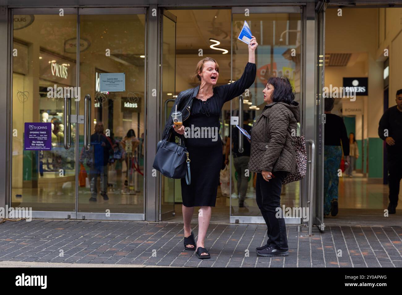 Leeds, Royaume-Uni. 01 SEPTEMBRE, 2024. Lady prêche pour Dieu perturbant la veillée avant d'être déplacé par la police alors qu'environ 120 personnes se rassemblaient pour se lever dans une veillée silencieuse pour se souvenir de ceux qui ont perdu dans l'attaque du festival de musique Nova en Israël. Debout sur la place Dortmund, les manifestants tenaient des drapeaux israéliens et des affiches pour les personnes enlevées. Après avoir chanté la Hatikvah, le groupe se sépare. Aucune arrestation ou problème réel noté avec seulement quelques commentaires négatifs des passants. Crédit Milo Chandler/Alamy Live News Banque D'Images
