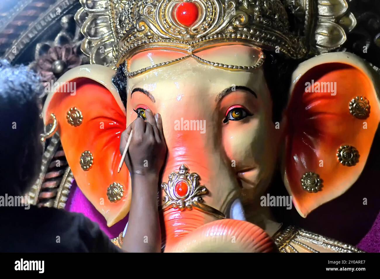 Kolkata, Inde. 01 Sep, 2024. Un artiste met la touche finale à une idole du Seigneur Ganesha pour le prochain festival Ganesh Chaturthi au hub artistique Kumortuli. Le festival Ganesh Chaturthi est un festival hindou annuel. On croit que le Seigneur Ganesha est le Dieu des nouveaux départs et le Remover des obstacles, ainsi que le Dieu de la sagesse, de l'intelligence, de la fortune et de la prospérité. (Photo par Avishek Das/SOPA images/SIPA USA) crédit : SIPA USA/Alamy Live News Banque D'Images