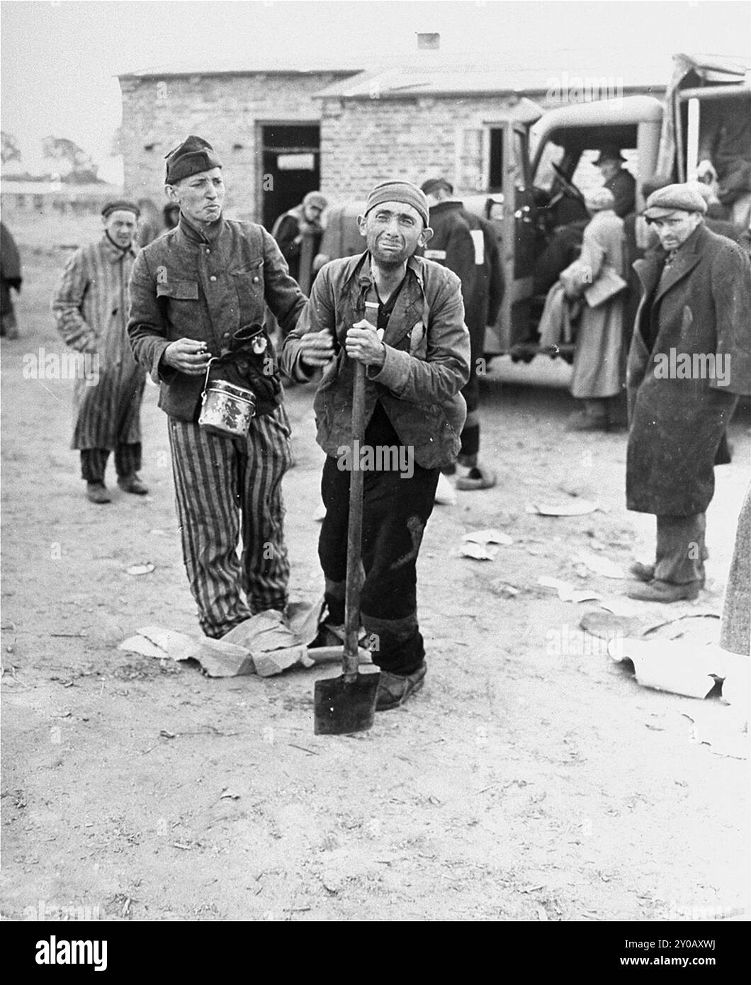 Un survivant qui pense que les soldats américains ont oublié de l'évacuer de Woebbelin éclate en larmes dans l'enceinte. Les SS ont ouvert Wöbbelin en février 1945 pour héberger des prisonniers des camps de concentration qu'ils avaient évacués d'autres camps pour empêcher leur libération par les Alliés. Le camp a été libéré le 2 mai 1945. La photo est datée du 4 mai 1945, deux jours après la libération. Cet homme brisé n'a bien sûr pas été abandonné. Banque D'Images