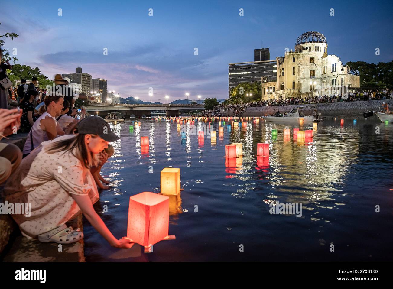 Lanternes flottantes sur la rivière, devant le dôme de la bombe atomique avec des lampes flottantes sur la rivière Motoyasu-gawa pendant la cérémonie du mémorial de la paix chaque août Banque D'Images