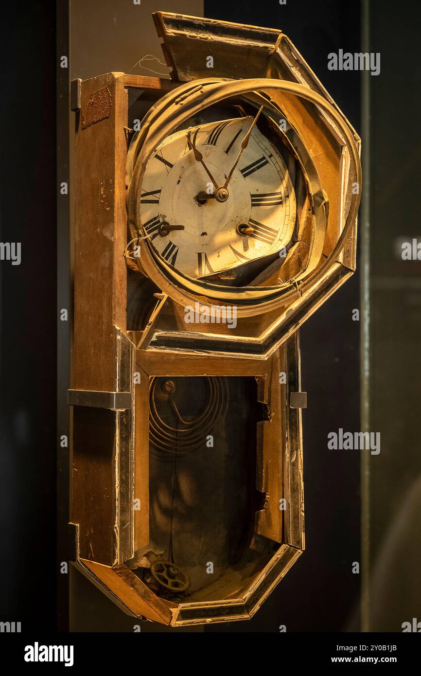 Horloge qui a subi le bombardement atomique en 1945, qui s'est arrêté au moment de l'explosion 10h58 le 9 août. Bombe atomique Mémorial de la paix de Nagasaki M Banque D'Images