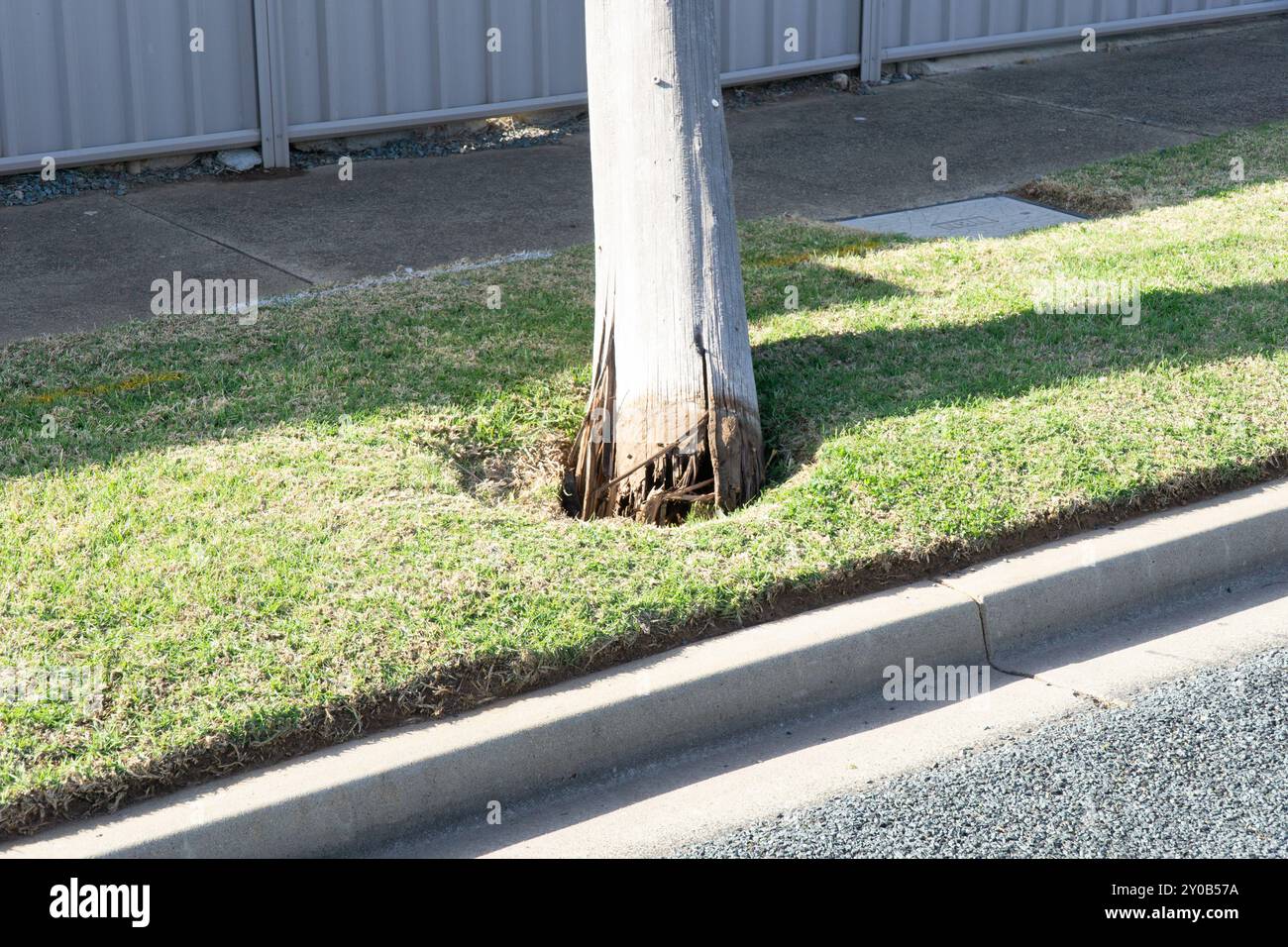 Kyabram rural Victoria, Australie. 2 septembre 2024. Un front froid provoquant des vents de force de vent, abattant des arbres et brisant des poteaux électriques à la base, causant des dommages aux maisons et aux bâtiments dans la région rurale de Kyabram Victoria. Crédit P.j.Hickox/Alamy Live News Banque D'Images