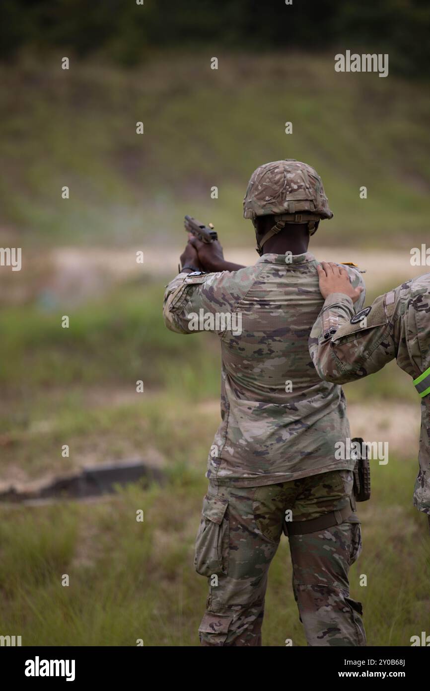 Le Sgt. Raynardo Sampson, du 377th Theater Sustainment Command, tire le pistolet M17 lors du cours de qualification des pistolets de combat à joint base McGuire-dix-Lakehurst, New Jersey, le 31 août 2024. Plus de 70 soldats de tout le pays participent au BSC 2024, une compétition annuelle qui rassemble les meilleurs soldats et escouades de toute la réserve de l'armée américaine pour remporter le titre de « meilleur guerrier » et de « meilleure escouade » parmi leurs pairs. (Photo de la réserve de l'armée américaine par le SPC Nathaniel Delgado) Banque D'Images