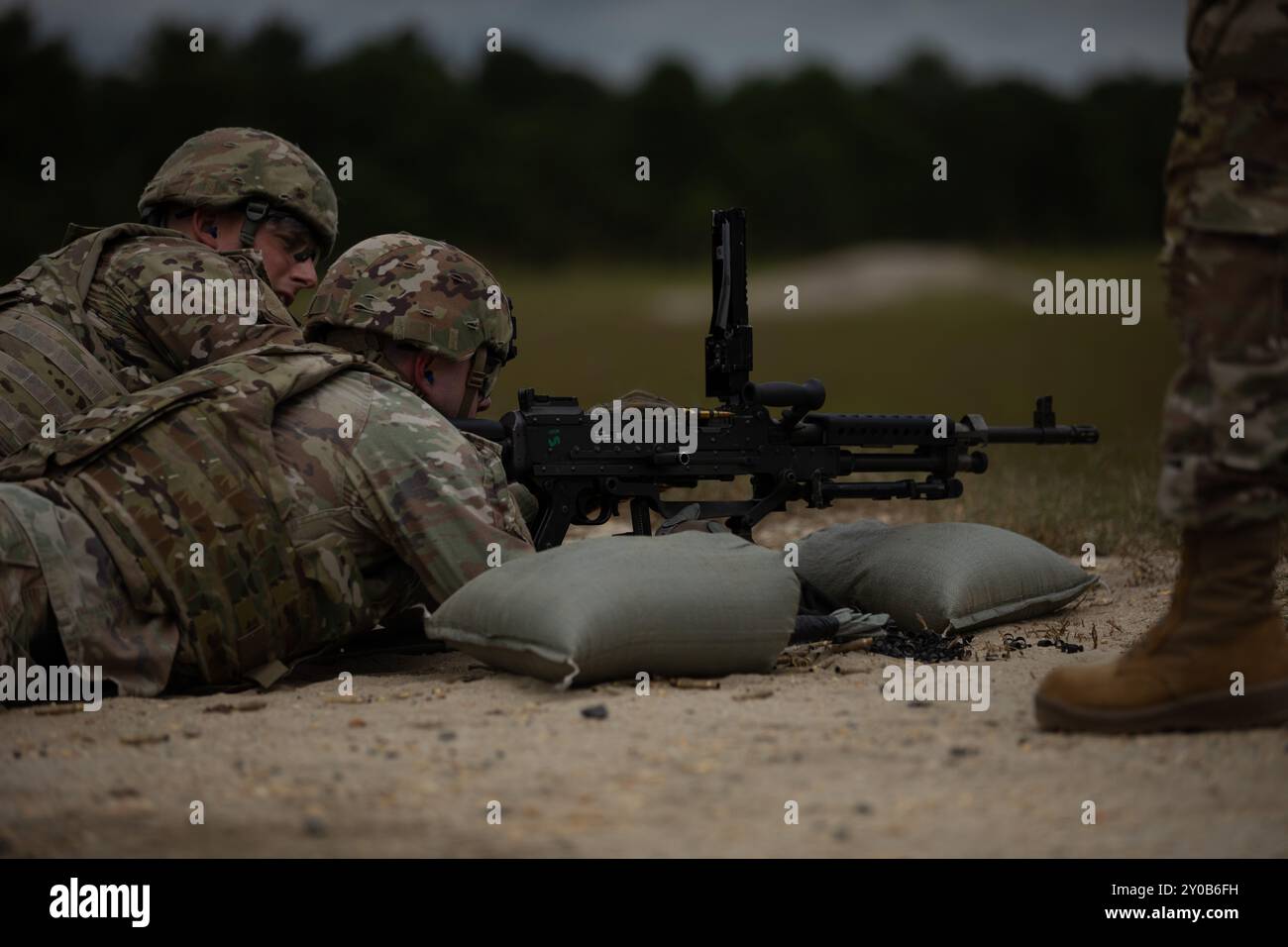 Les concurrents de la meilleure escouade de la réserve de l'armée du 200th Military police Command rechargent une mitrailleuse M240B lors d'une qualification d'armes servie par équipage à joint base McGuire-dix-Lakehurst, New Jersey, le 31 août 2024. Plus de 70 soldats viennent de tout le pays pour participer au BSC 2024, la compétition annuelle qui rassemble les meilleurs soldats et escouades de toute l'armée américaine pour remporter le titre de «meilleur guerrier» et «meilleure escouade» parmi leurs pairs. (Photo de la réserve de l'armée américaine par le sergent Megan Fischer) Banque D'Images