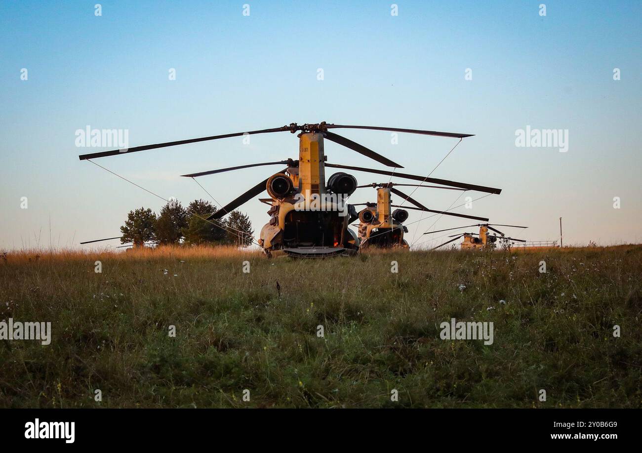 Les CH-47 Chinooks de l'armée américaine ont été mis en scène pour l'entraînement pendant la jonction 24 de Saber dans la zone d'entraînement de Hohenfels, joint multinational Readiness Center (JMRC), Allemagne, le 28 août 2024. Saber Junction est un exercice annuel mené par le 7th Army Training Command et le JMRC, conçu pour accéder à l'état de préparation des unités de l'armée américaine pour exécuter des opérations terrestres unifiées dans un environnement conjoint et combiné, et pour promouvoir l'interopérabilité avec les pays alliés et partenaires participants. (Photo de l'armée américaine par le SPC Jaimee Perez) Banque D'Images