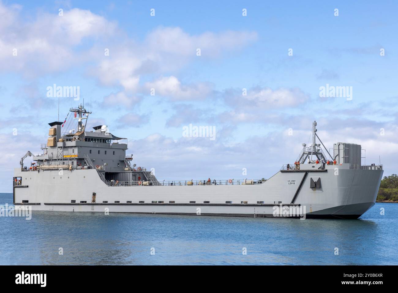 Les marins de l'armée américaine affectés à la Transportation Company Pacific, 8th Special Troops Battalion, 8th Theater Sustainment Command préparent à amarrer le navire de soutien logistique 8, le MG Robert Smalls, à la base conjointe Pearl Harbor-Hickam, Hawaï, le 30 août 2024. Les marins ont retourné le LSV à Hawaï après avoir subi un entretien de routine. (Photo de l'armée américaine par le sergent Nickson Schenk) Banque D'Images