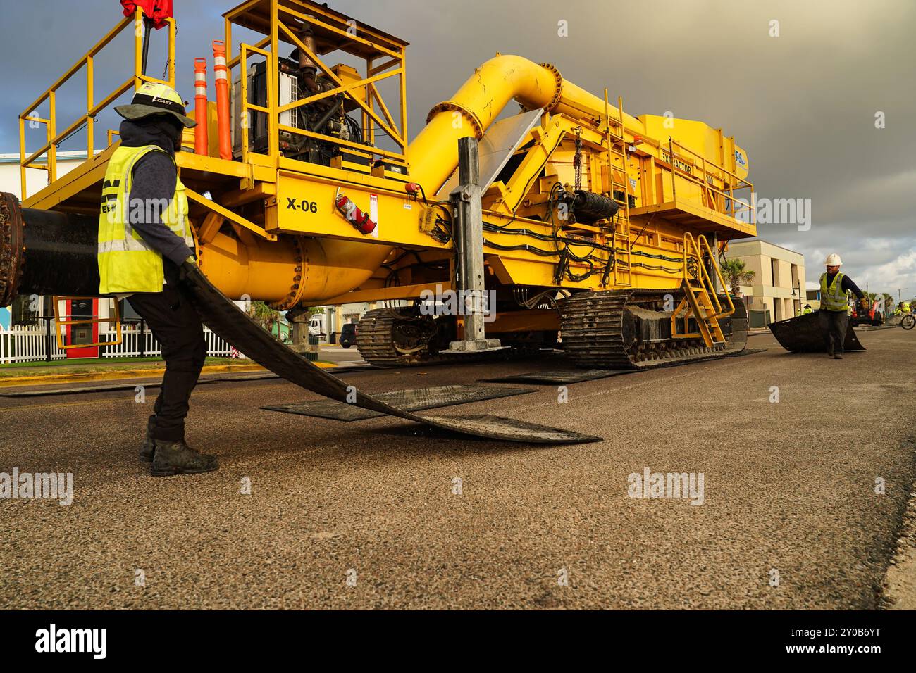 L'équipe de l'entrepreneur a posé des tapis de protection du sol pour l'extracteur FRS 3300 tôt le matin sur le site de rénovation de Flagler Beach. Le U.S. Army corps of Engineers, dans le district de Jacksonville, travaille avec des partenaires locaux et de l'État pour rénover les plages qui répondent aux besoins en matière d'environnement, de sécurité et de réduction des risques de tempête. Florida Beaches brut 101,9 milliards de dollars en impact économique, mais plus important encore, nos côtes sont nos lignes de front dans l'atténuation des risques de tempête. (Photo de l'armée américaine par Brigida I. Sanchez) Banque D'Images