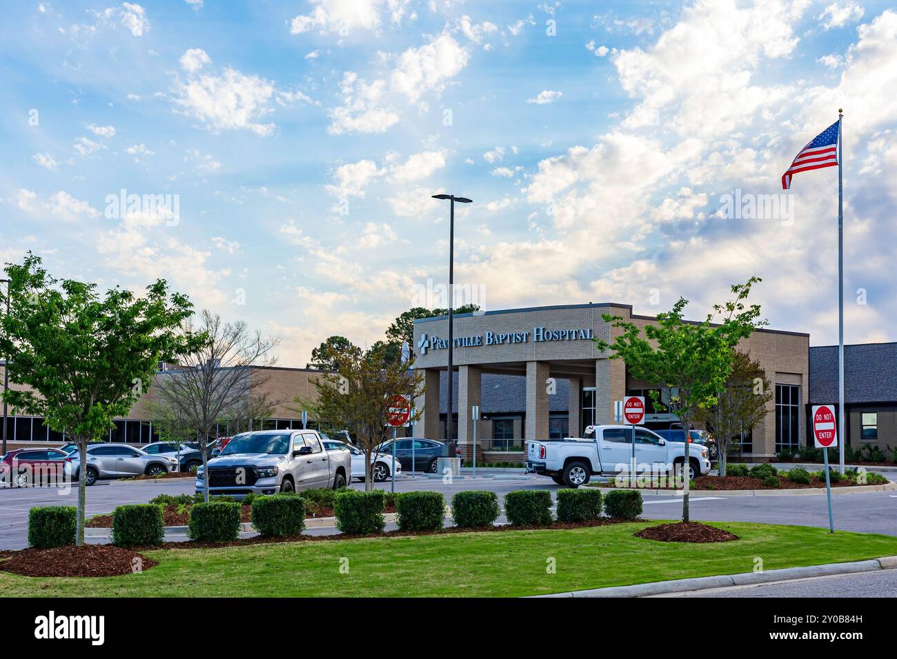 Prattville, Alabama, États-Unis 27, 2024 : extérieur de l'entrée générale de l'Hôpital Baptiste de Prattville et stationnement avec ciel crépusculaire. Banque D'Images