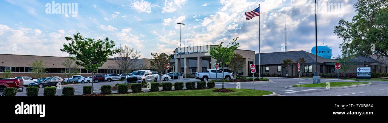Prattville, Alabama, États-Unis 27, 2024 : bannière Web présentant l'hôpital baptiste de Prattville et un parking avec ciel crépusculaire. Banque D'Images