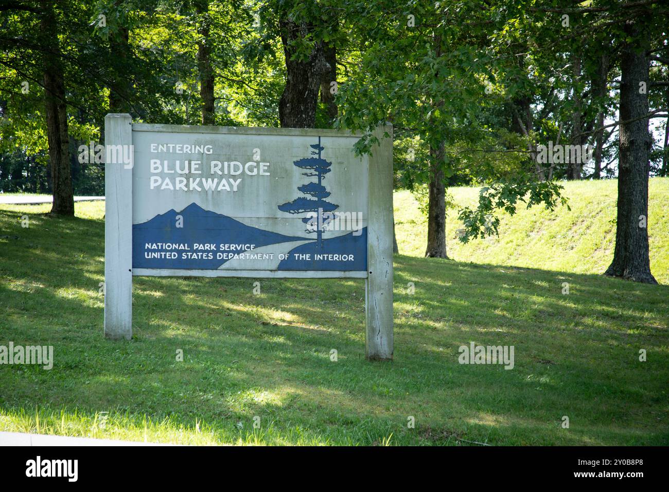 Panneau indiquant l'entrée de Blue Ridge Parkway près de Spruce Pine NC Banque D'Images