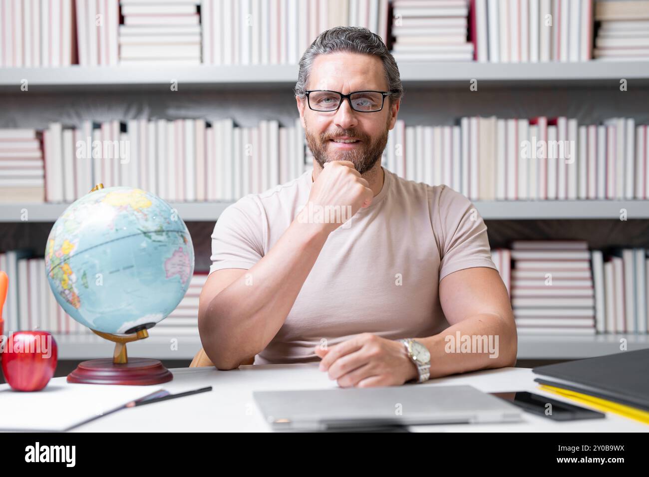 Portrait de professeur d'école avec livre dans la salle de classe. Beau professeur en classe. Journée des enseignants. Bon professeur. Tuteur en classe. Homme enseignant avec Banque D'Images