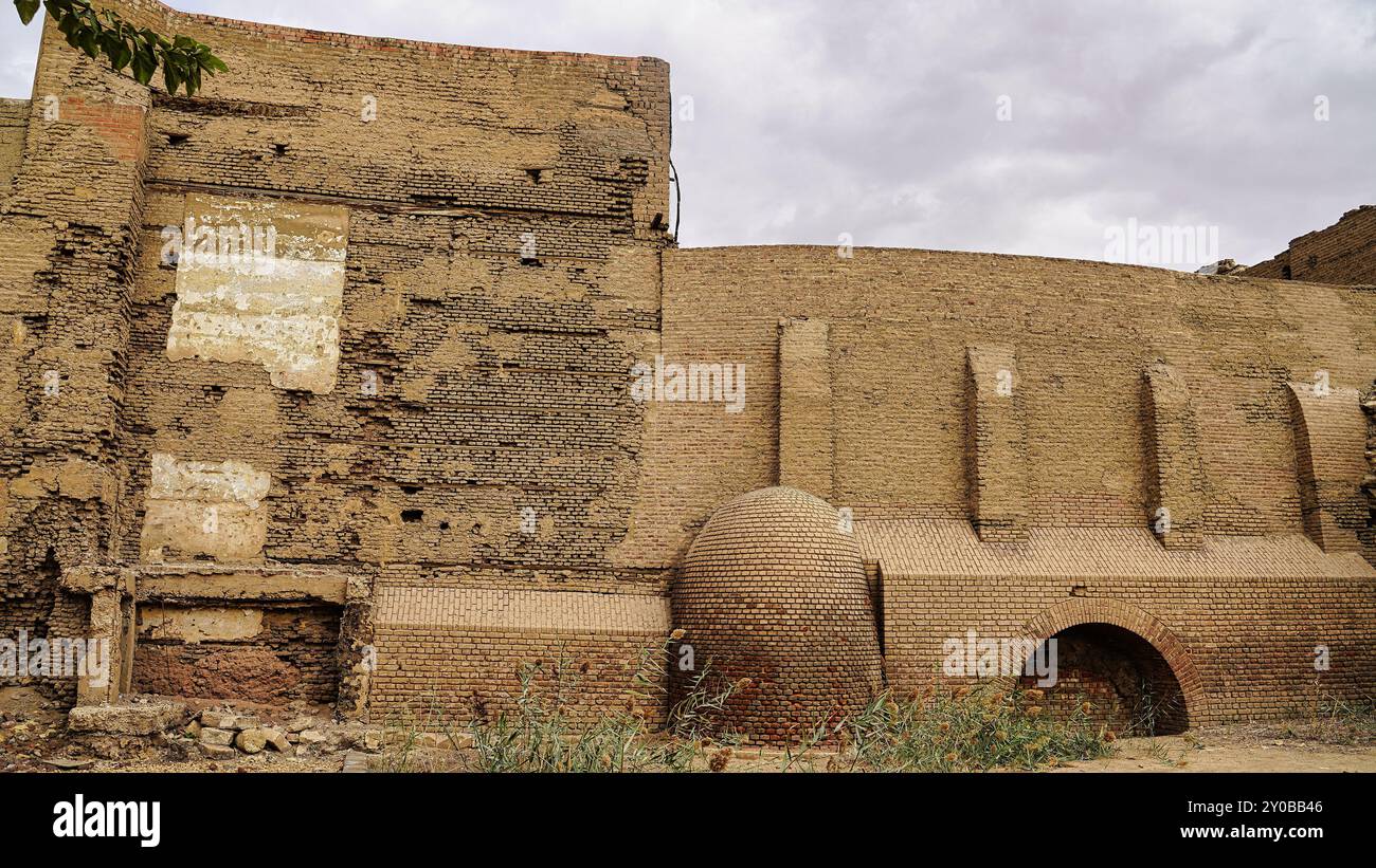 Vue extérieure des murs de briques un des monuments les plus anciens près de la synagogue Ben Ezra dans la section copte du Caire historique, Egypte Banque D'Images