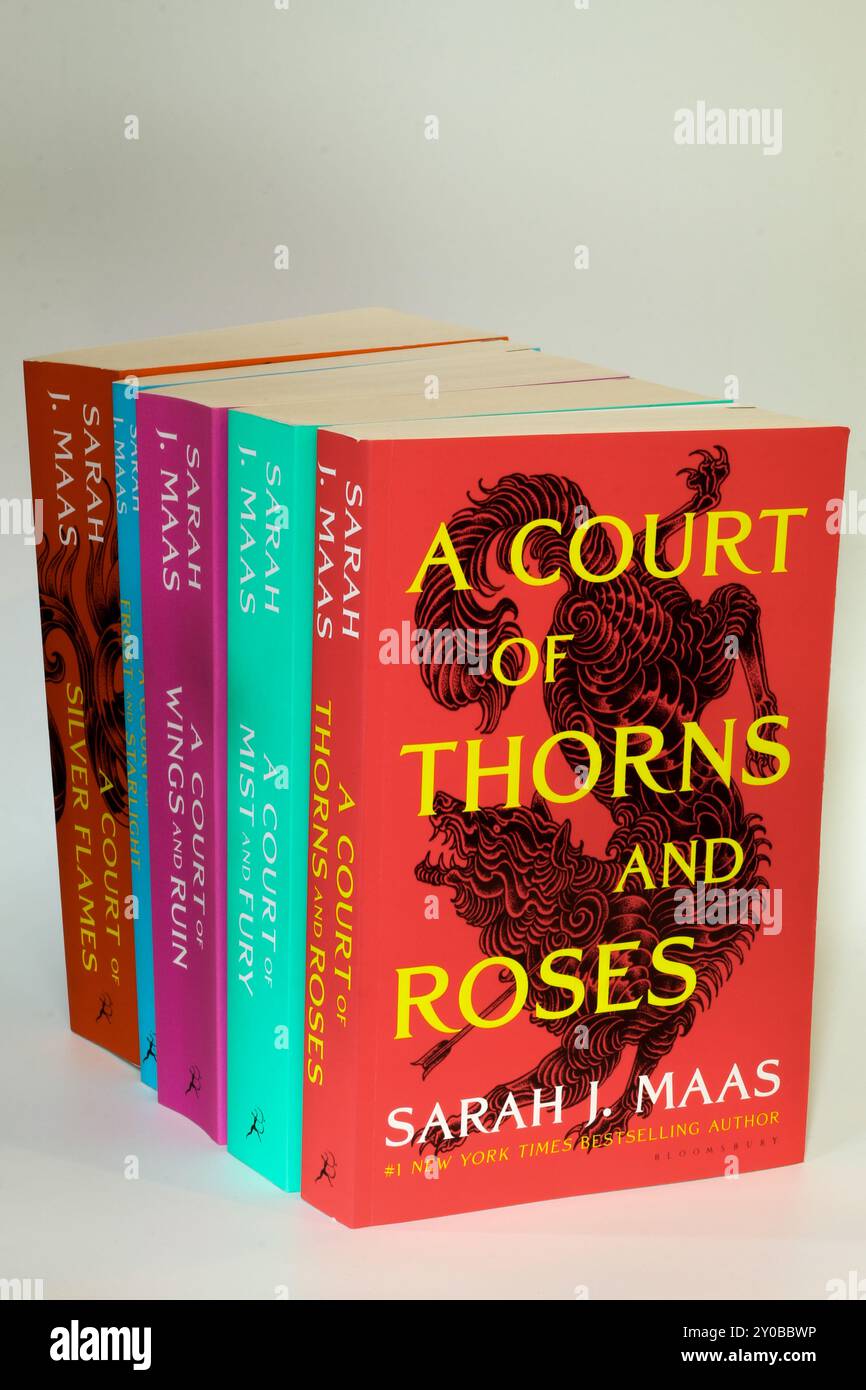 Houston, Texas, États-Unis - septembre 1, 2024 : a court of Thorns Livre de poche Romans de Sarah J. Maas Banque D'Images