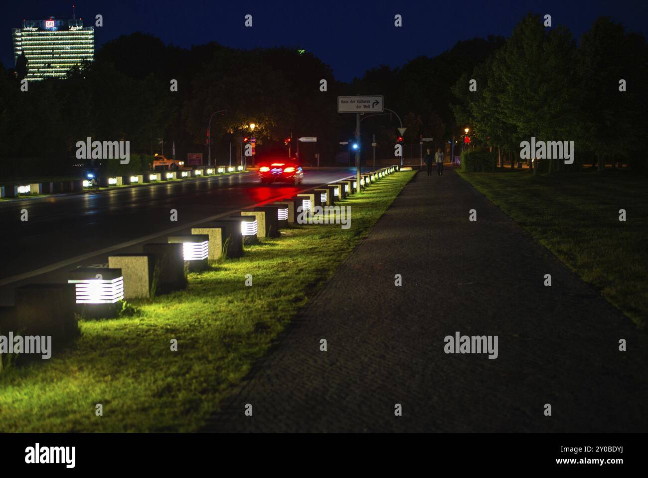 BERLIN, ALLEMAGNE, 05 JUIN : rue la nuit à Berlin avec très peu de voitures le 05 juin 2013 à Berlin, Allemagne, Europe Banque D'Images