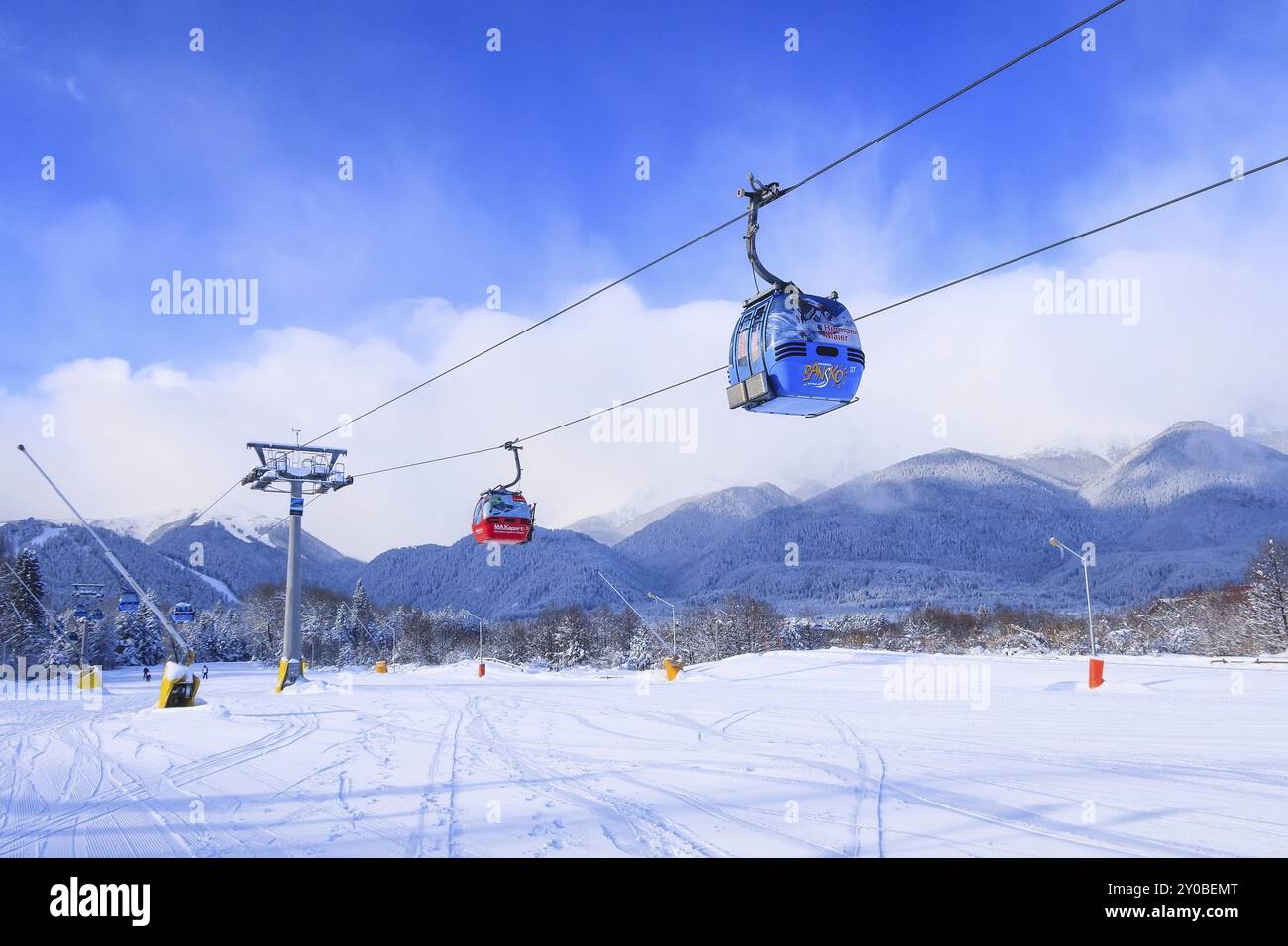 Bansko, Bulgarie, 22 janvier 2018 : station de ski d'hiver avec piste de ski, cabines de télécabine et vue sur les montagnes, Europe Banque D'Images