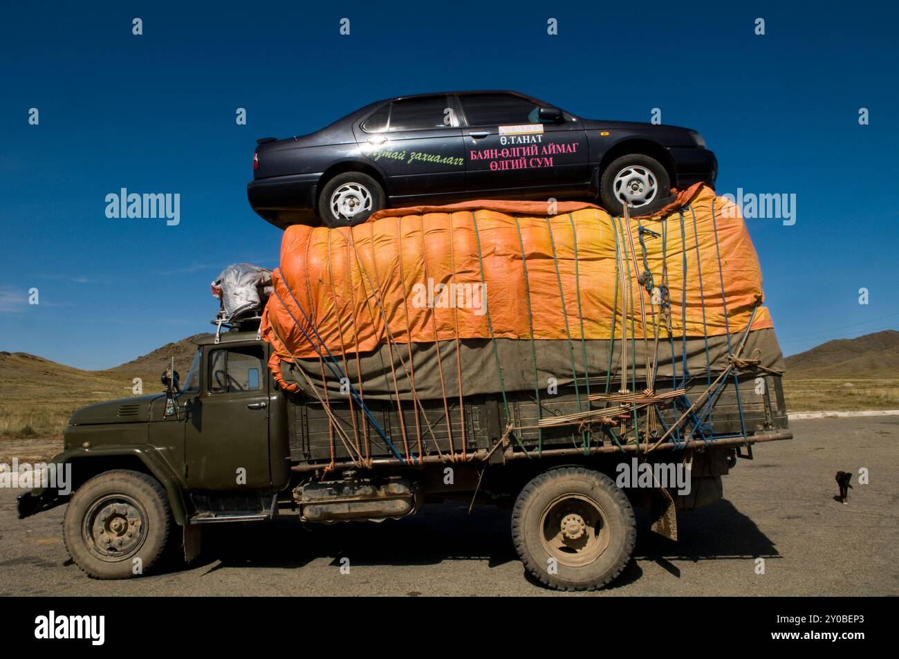 Une voiture chargée sur un camion. Photo prise en Mongolie centrale. Banque D'Images