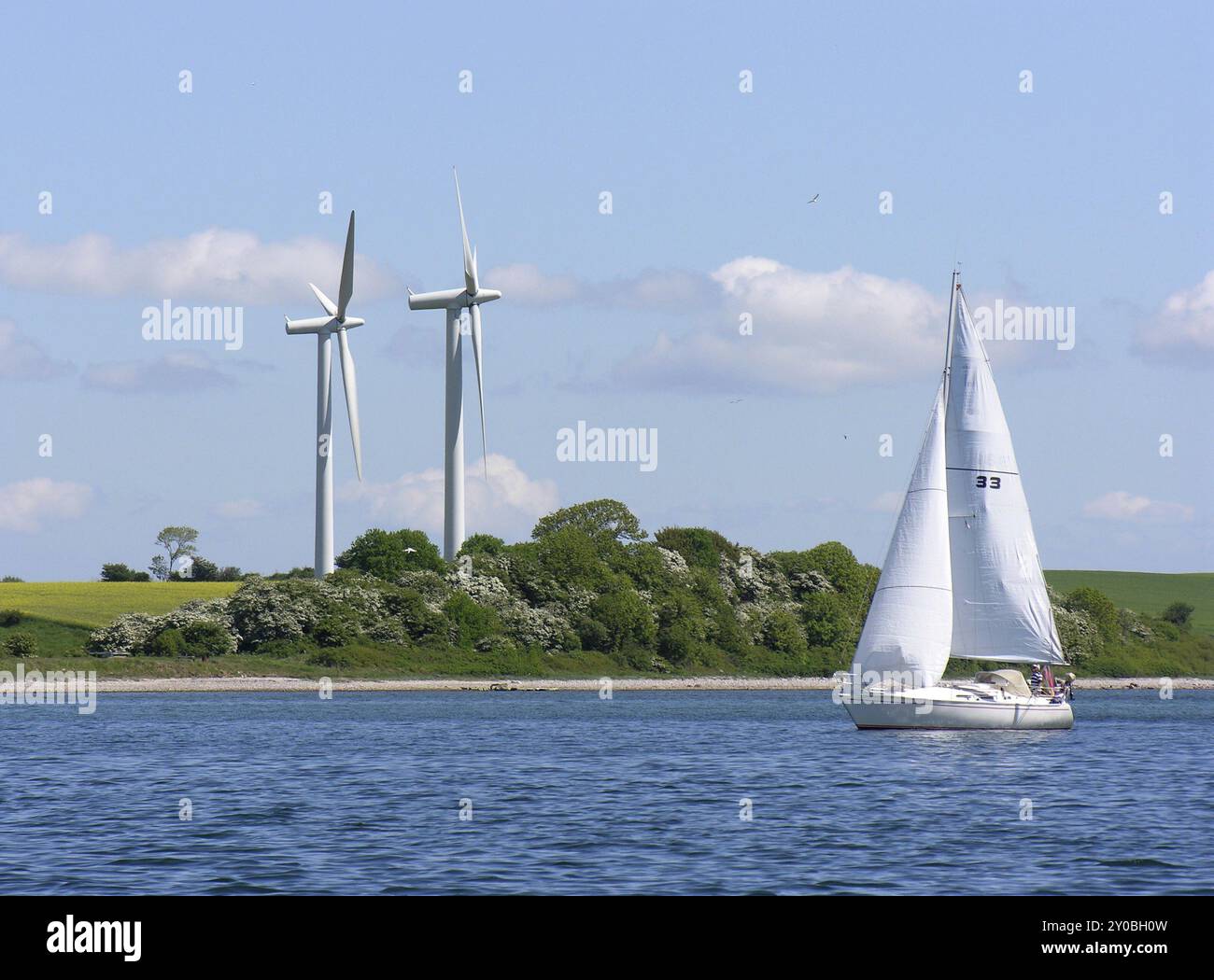 Bateau à voile devant les éoliennes dans le fjord de Flensburg Banque D'Images